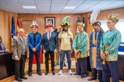 Los emisarios de los Reyes el gerente del Hospital Universitario de Torrecárdenas, Manuel Vida, el traumatólogo, Antonio Rios Luna y Francisco Men