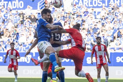 David Costas y Luis Suárez en plena disputa del esférico.