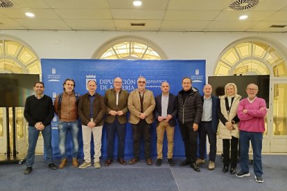 Foto de familia tras la reunión en la Diputación.