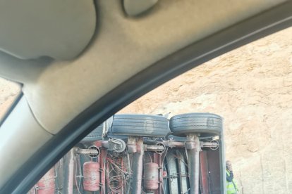 El camión volcado visto por un testigo.