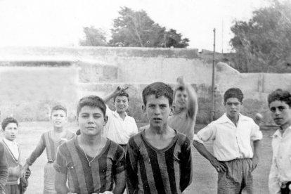 Niños jugando en uno de los solares que a finales de los años 50 existían entre Ciudad Jardín y San Miguel.