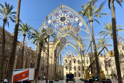 Instalaciones del espectáculo de música y luz en la Plaza de la Catedral.