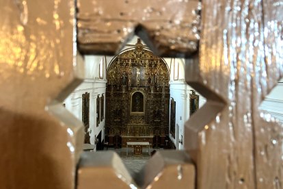 La iglesia de las Puras a través de la verja del coro alto del monasterio