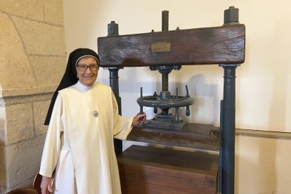 María del Mar, abadesa de las Puras de Almería, frente a la prensa manual, típica de su oficio primigenio.