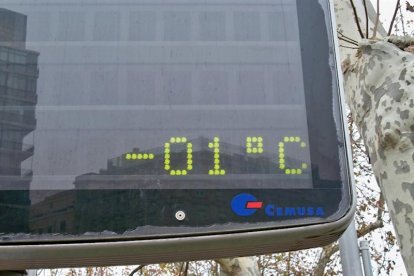 Imagen de archivo de un termómetro bajo cero.