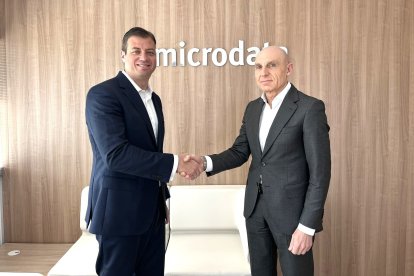 Javier Torres y Manuel Sánchez, sellando el acuerdo.