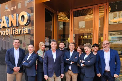 Equipo profesional de Inmobiliaria Cano, en la sede de la empresa situada en Padre  Joaquín Reina, 5, enfrente del Centro Comercial Mediterráneo.