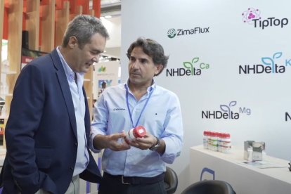 El director de Marketing, Javier Moreno, muestra una de las tecnologías de Ecoculture