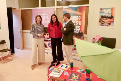 Visita de la consejera de Inclusión Social, Juventud, Familias e Igualdad, Loles López, a la sala infantil habilitada en el Centro de la Mujer.