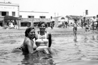 El Centro Náutico y el balneario convivieron en la posguerra en la playa de Las Almadrabillas.