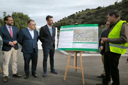 El consejero de Agricultura, Ramón Fernández-Pacheco, ha anunciado en Almuñécar-La Herradura la ampliación del Plan PARRA