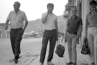 Jóvenes fumando por la Carretera de Málaga a comienzos de los años setenta.