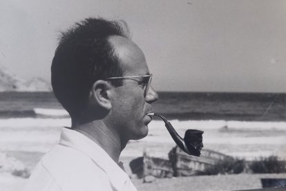 Diego Juan Fernández, en una foto de juventud, frente al mar de San José.