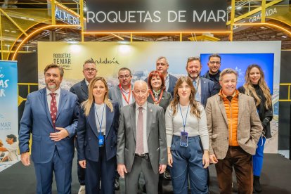 Empresarios y hosteleros de Roquetas junto al equipo del Gobierno Municipal en FITUR.