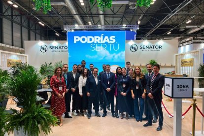 La delegación del equipo Senator Hotels & Resorts posa en su stand en Fitur, en Madrid, donde han presentado sus novedades.