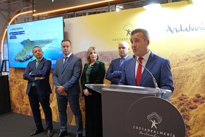 El alcalde, Salvador Hernández, presentaba el pasado jueves la campaña en el stand de Costa de Almería en Fitur.