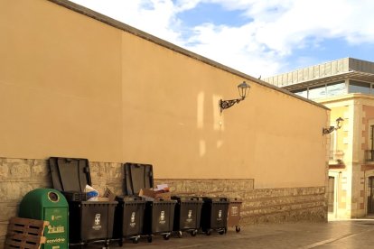 Grupo de contenedores pegados al muro del convento de las Puras.