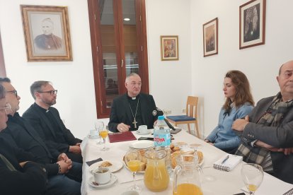 Un momento del encuentro de la prensa con el obispo de Almería.