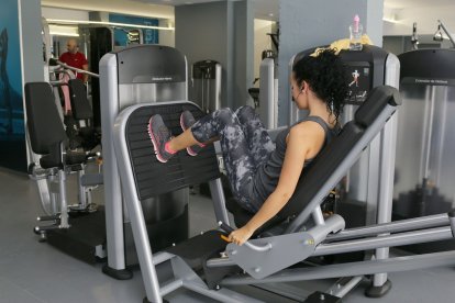 Imagen de archivo de una mujer entrenando en un gimnasio.