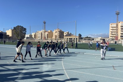 Niños del IES Alhadra preparados para comenzar la carrera de 400 metros.