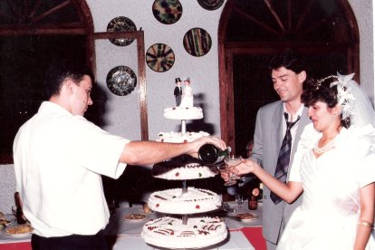 Juan Miguel y Mari Carmen listos para brindar con el cava servido por Antonio.