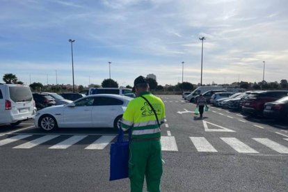 Uno de los trabajadores de la Asociación Murgi, realizando labores de asistencia al aparcamiento