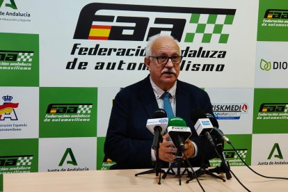 Manuel Alonso Borbalan, presidente de la FAA durante la presentación del calendario hoy.