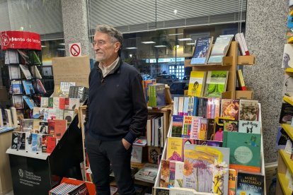 Rodolfo Criado, fundador y gerente de Librería Nobel, en Vera.