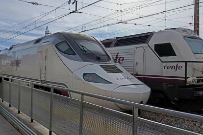 El Alvia en la estación de Huércal-Viator y al lado las locomotoras 334 que llevarán el Intercity.
