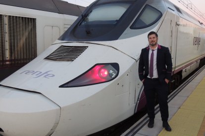 Francisco Javier Sánchez en la cabina de cola. Es maquinista y lleva el tren hasta Córdoba.