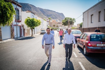 José Luis Llamas, concejal de Urbanismo, y Gabriel Amat, alcalde de Roquetas de Mar, por las calles del municipio.