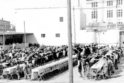 La terraza del Tiro Nacional en un desayuno que el Frente de Juventudes ofreció a los escolares el primero de abril de 1953. Foto Vizcaíno.