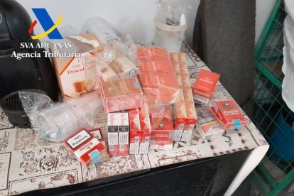 Imagen de algunas de las cajetillas incautadas durante el registro.