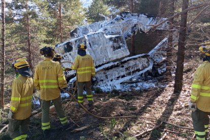 Retroexcavadora incendiada en un paraje forestal de Fiñana (Almería) sofocada por el Infoca.
