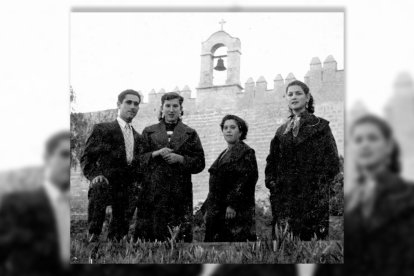 Una pareja de novios en la Alcazaba, cuando no podían salir solos a pasear y tenían que ir bien acompañados por un familiar.