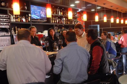 Camareras en la barra de un bar de Almería.