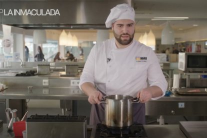 Eduardo López del Pino realizando su receta de Rable de conejo.