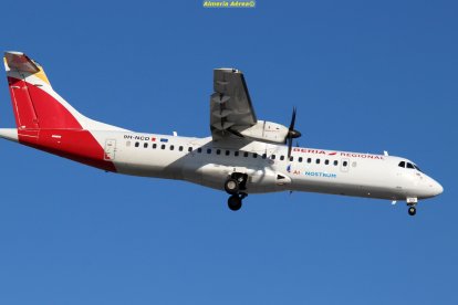 Imagen del ATR-72-600 que cubre la conexión de Almería con Melilla. Imagen de José Antonio Hdez. - Almería Aérea