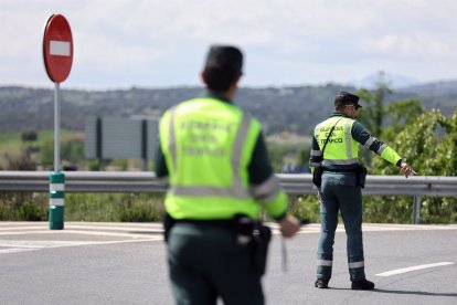 Archivo. Dos agentes de la Guardia Civil en un control de tráfico.