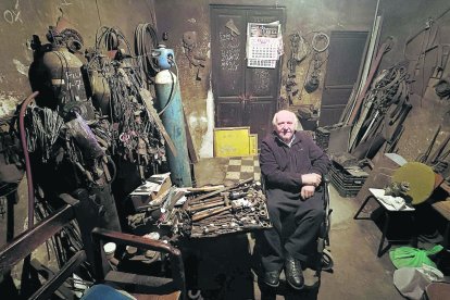 A sus 91 años, Antonio Fernández sigue haciendo pequeños trabajos para amigos.