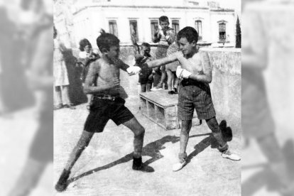Niños del barrio de los Franciscanos jugando a los combates de boxeo en un terrao.