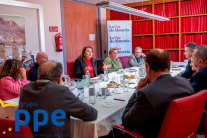 Carmen Crespo durante el desayuno informativo de La Voz junto con los representantes del sector agroalimentario y pesquero.