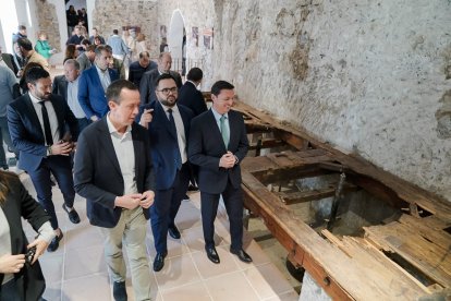 Visita de las autoridades a las instalaciones del molino durante la inauguración.