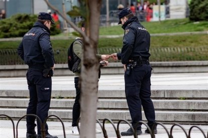 Dos agentes de la Policía Nacional de Almería identifican a un hombre.

ANDALUCÍA.-Almería.-Sucesos.-Detenido un joven acusado de robar en dos turismos tras fracturar con una piedra sus ventanas .
La Policía Nacional ha detenido en Almería a un joven de 21 años acusado de dos delitos de robo con fuerza en interior de vehículos a los que accedía tras fracturar la ventanilla con una piedra después de que fuera interceptado cuando huía tras perpetrar un segundo robo.
06/4/2018