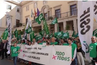 Empleados públicos de Almería en una manifestación en la Subdelegación del Gobierno en apoyo a Muface.