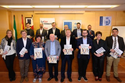 Foto de familia de los representantes de los distintos colegios profesionales de Almería antes del desayuno.