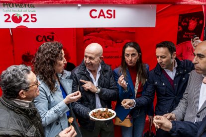 Representantes y autoridades celebran el Día del Tomate en el stand de CASI.