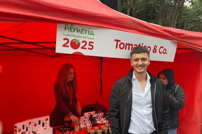Adrián, uno de los fundadores de Tomati&Co, frente a su stand en el Día del Tomate.