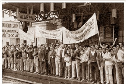 Almerienses en el andén de la Estación, con pancartas, esperando al expreso de Madrid el 11 de octubre de 1969