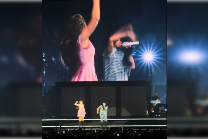 Amaia y Aitana durante su reencuentro en el Movistar Arena de Madrid.